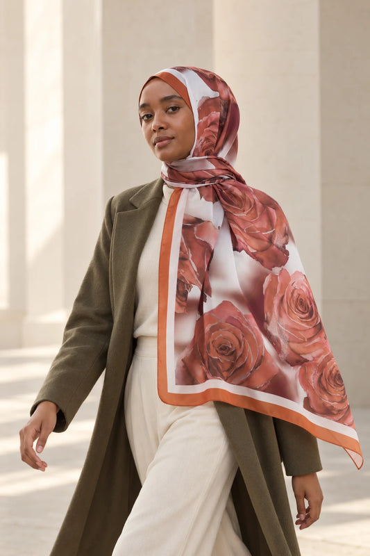 So Soft™ Şal | Rose Cloud - Tatlı Şeftali Gül — model üzerinde görünüm
