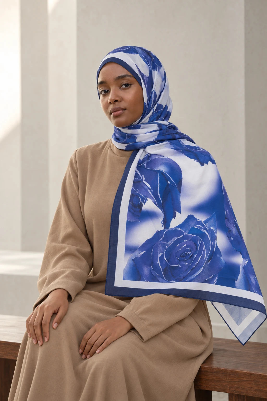 So Soft™ Şal | Rose Cloud - Koyu Mavi Rüya — model üzerinde görünüm