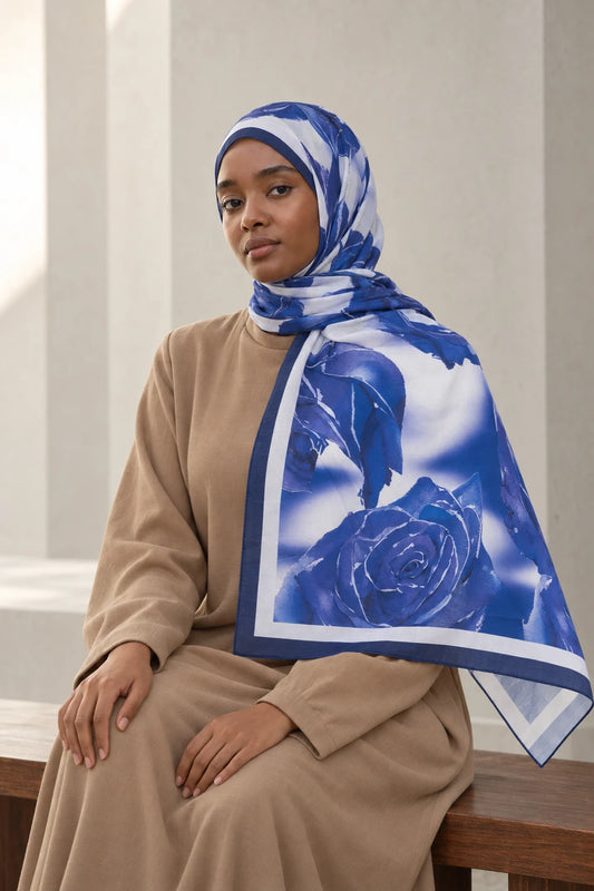 So Soft™ Şal | Rose Cloud - Koyu Mavi Rüya — model üzerinde görünüm