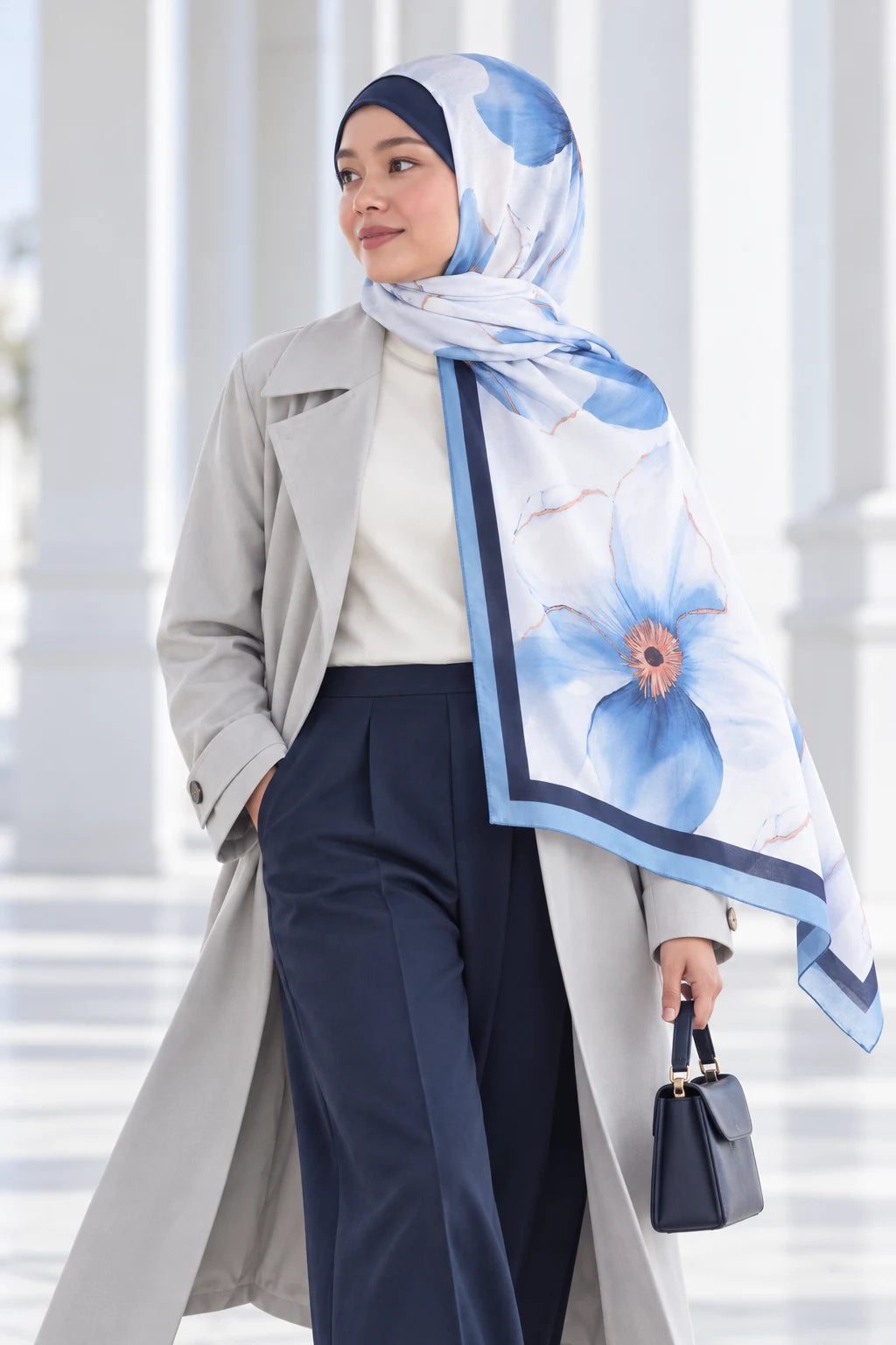So Soft™ Şal | Blush Flora - Açık Mavi Serinlik modelli görünüm