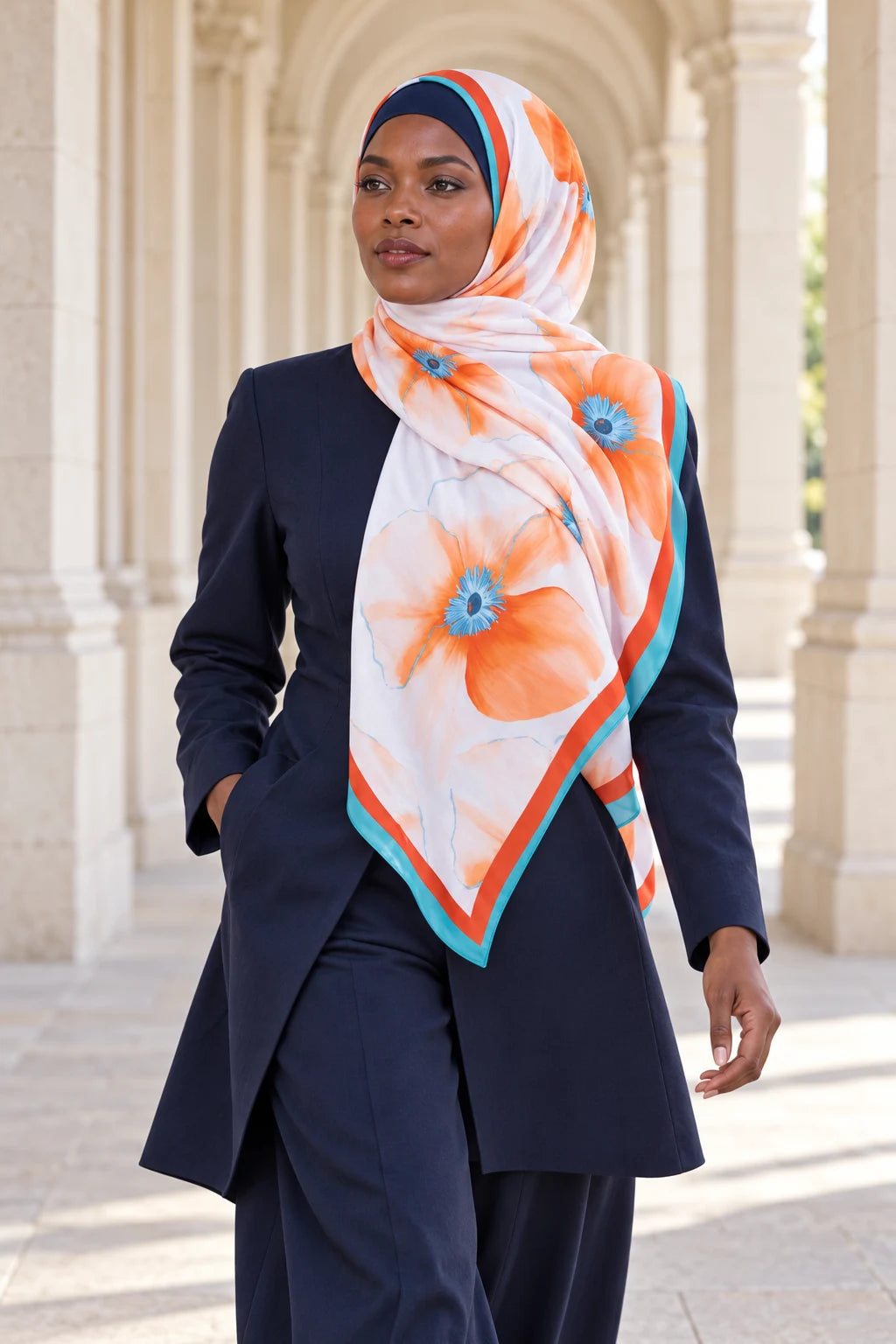 So Soft™ Şal | Blush Flora - Pastel Turuncu Çiçek — modelli görünüm