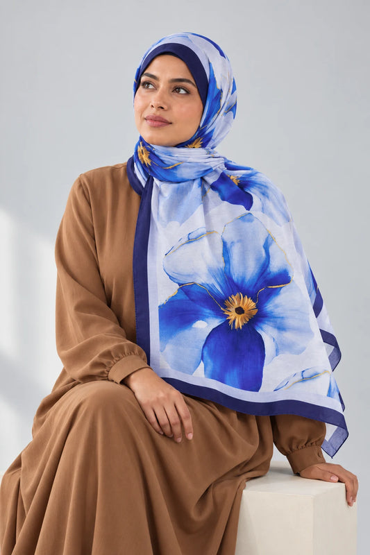 So Soft™ Şal | Blush Flora - Açık Mavi Gökyüzü — modelli görünüm
