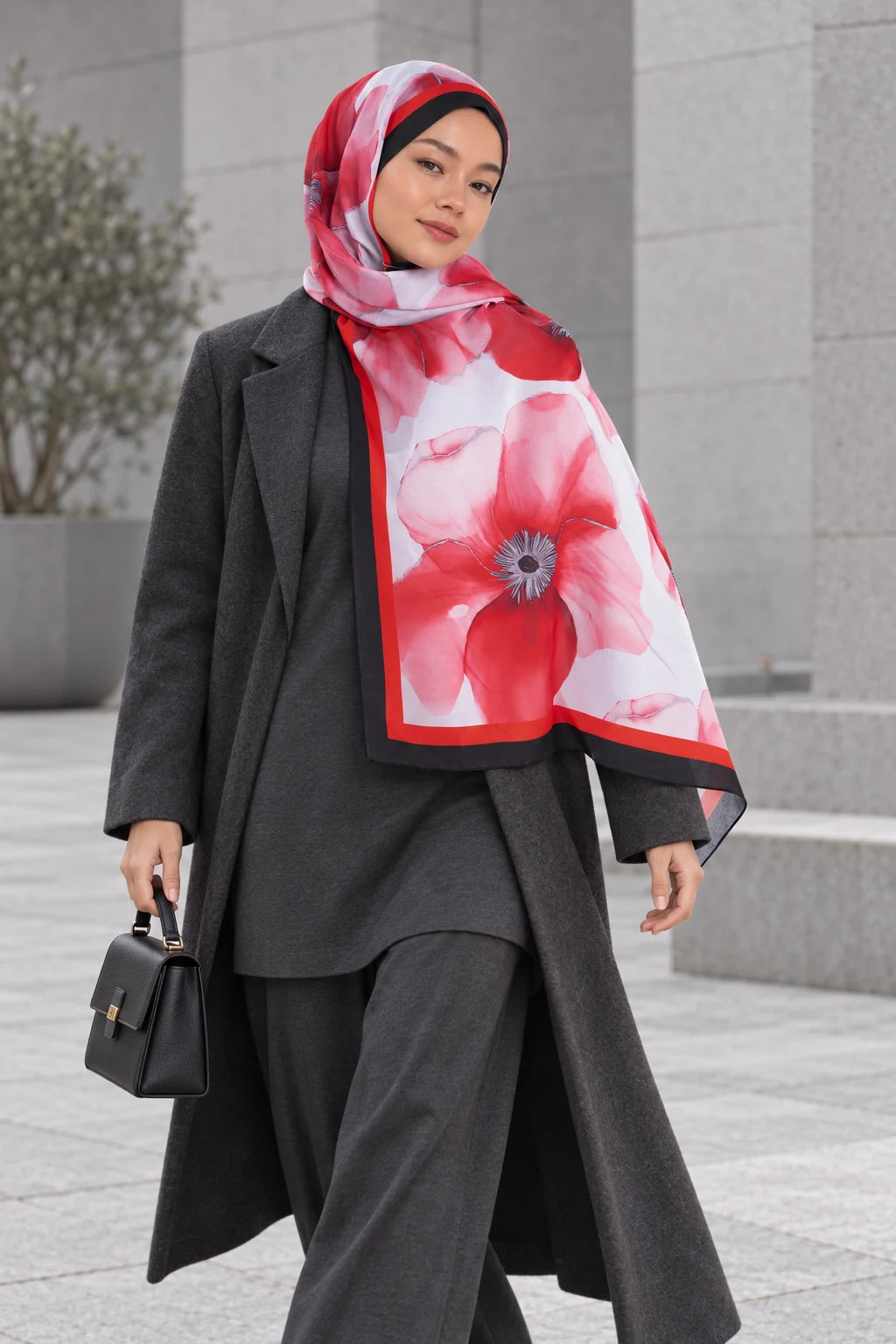 So Soft™ Şal | Blush Flora - Açık Kırmızı Çiçek — modelli görünüm