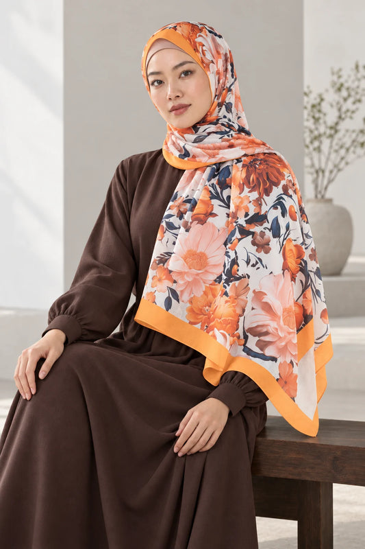 Versalis | Crimson Bloom Desenli So Soft™ Şal Şampanya Baharı — model üzerinde görünüm
