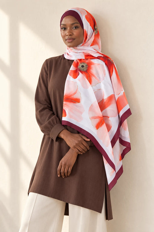 So Soft™ Şal | Blush Flora - Açık Turuncu Çiçek — modelli görünüm