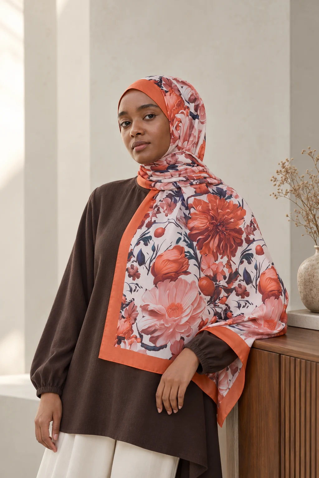 Versalis | Crimson Bloom Desenli So Soft™ Şal Koral Ateş — model üzerinde görünüm