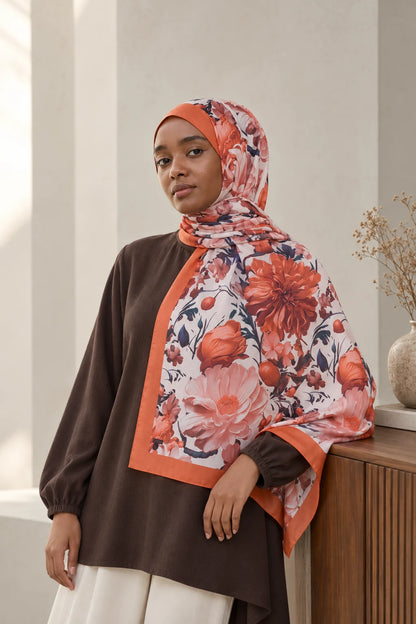Versalis | Crimson Bloom Desenli So Soft™ Şal Koral Ateş — model üzerinde görünüm