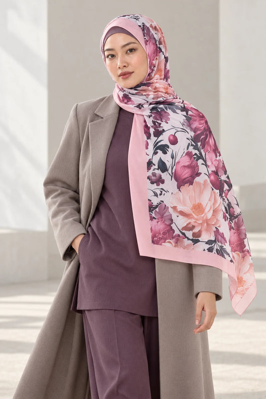 Versalis | Crimson Bloom Desenli So Soft™ Şal Gülkurusu Silüet — model üzerinde görünüm