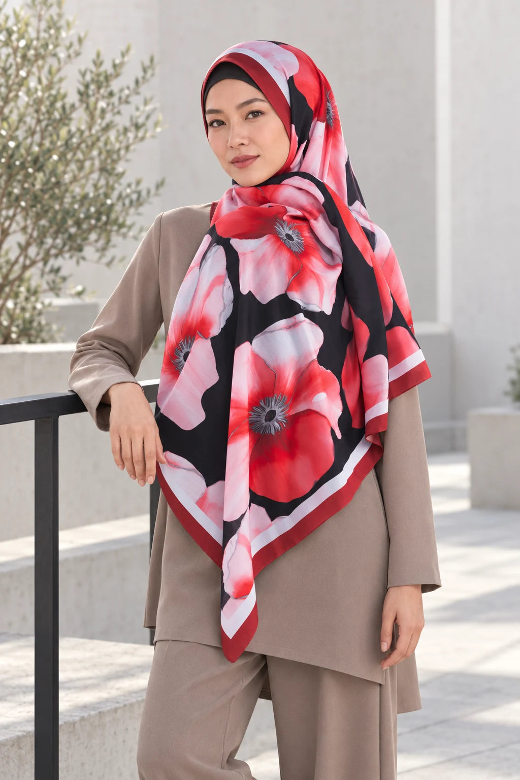 So Soft™ Şal | Blush Flora -  Açık Nar Çiçek — modelli görünüm