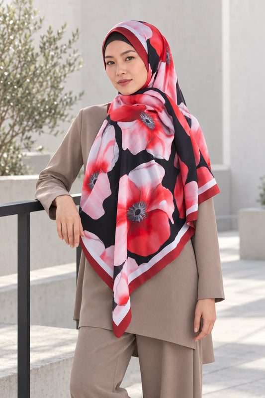 So Soft™ Şal | Blush Flora -  Açık Nar Çiçek — modelli görünüm
