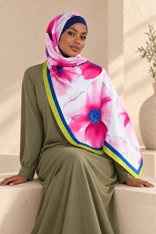 So Soft™ Şal | Blush Flora - Açık Pembe Gül — modelli görünüm