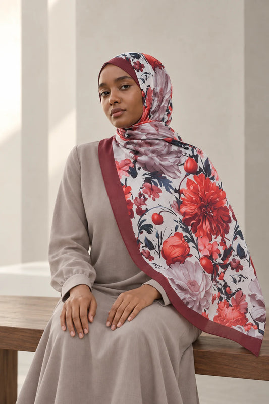 Versalis | Crimson Bloom Desenli So Soft™ Şal Tarçın Şakayık — model üzerinde görünüm