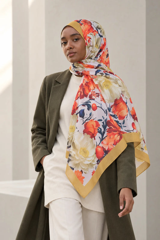 Versalis | Crimson Bloom Desenli So Soft™ Şal Bal Kehribar — model üzerinde görünüm