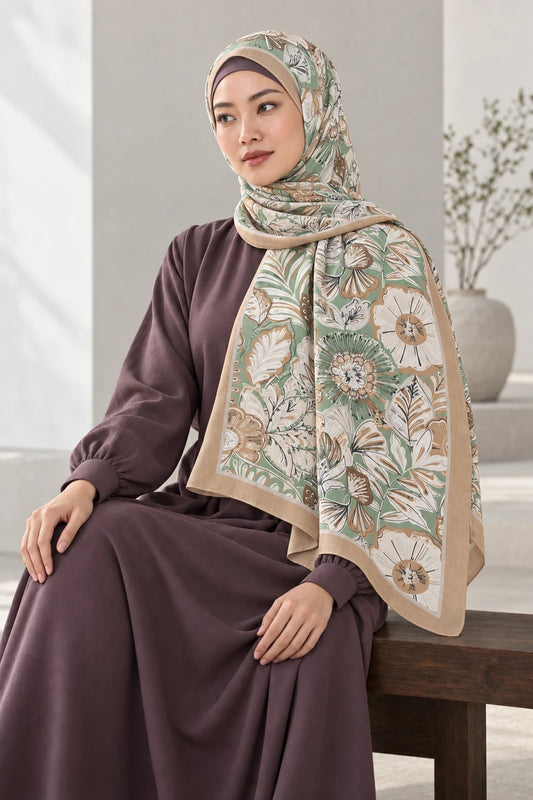 So Soft™ Şal | Royal Paisley - Mor Lavanta — model üzerinde görünüm
